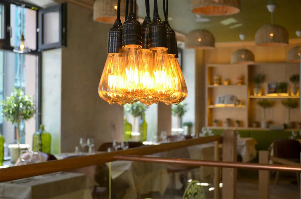 Varme glasslamper over restaurantens spisesal