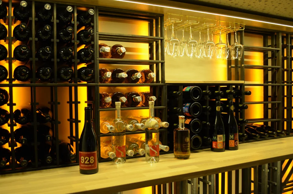 Vinhyller og hengende glass i Amici Mieis vinkjeller